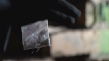 Kokain paketi tuğla duvar deliğe saklanıyor satıcı kaçakçılığı, yakın çekim eller