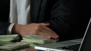 Büyük para kaybı işinde, masadan, borçları hakkında ağlamaya işadamı