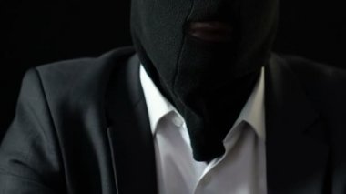 Yüz maskesi hedefleyen TABANCA kamera, mafya sözleşme öldürme, şantaj suç