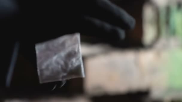 Negociante Escondendo Pacote Cocaína Buraco Parede Tijolo Contrabando Mãos Close — Vídeo de Stock