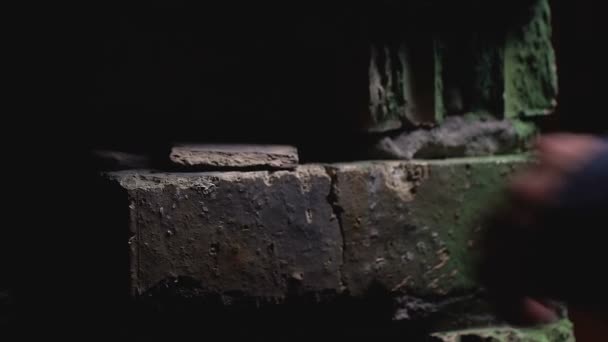 吸毒成瘾者在砖墙洞中发现可卡因包裹 非法毒品交易 — 图库视频影像