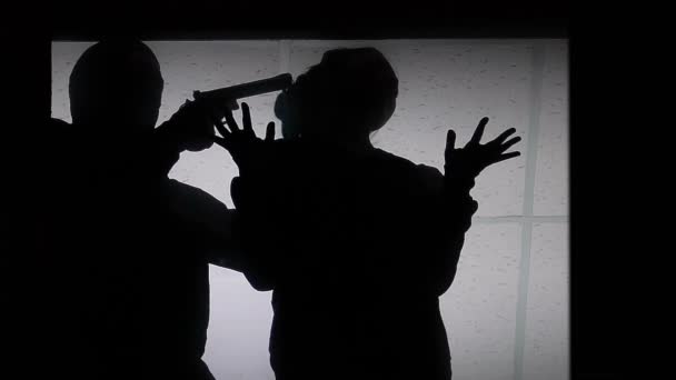 Террорист Балаклаве Направляет Пистолет Женщину Жертву Ограбление Банка Заложника — стоковое видео