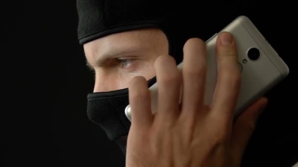Terorista Masce Mluví Smartphone Partnerem Zločinu Únos Closeup — Stock video