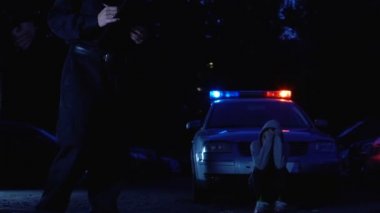 Polis memurları olay yerine, Genç bayan ve şok tanık car yakınındaki vücut