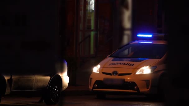 Politie Auto Rijden Uit Buurt Van Station Huis Bij Nacht — Stockvideo