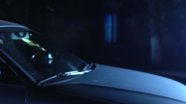 Dva Ozbrojení Lupiči Řídí Policejní Auto Ošklivém Sídlišti Zamíření Zbraně — Stock video