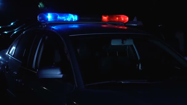 Офицер Вооруженной Полиции Прибывающий Место Ночного Ограбления Нацеленный Преступников — стоковое видео