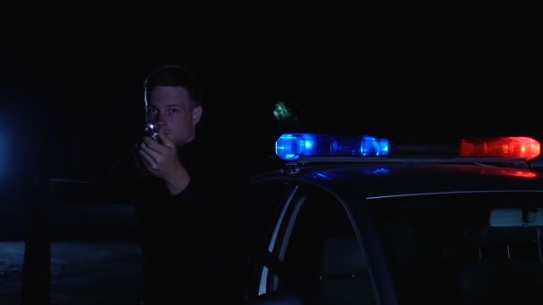 Policejní Důstojník Poblíž Auto Míření Zbraní Scéně Bankovní Loupež Policisté — Stock video