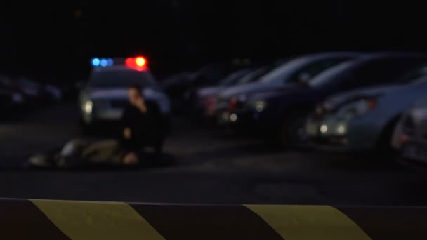 Policial Examinando Cadáver Vítima Local Crime Cercado Com Fita Adesiva — Vídeo de Stock