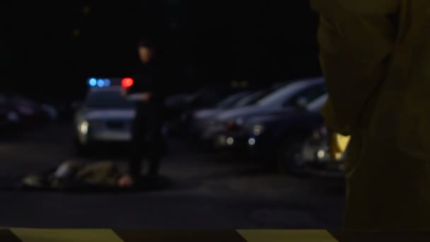 Ekspert Kryminalistyki Chodzenie Oficera Pobliżu Ciało Ofiary Zatrucia Zbrodni — Wideo stockowe