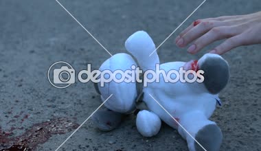 Yas tutan anne teddy ayıyı ölü çocuğun korkunç bir araba kazasında sonra holding