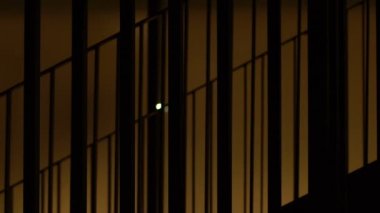 Alt katta gece, başarılı iş adamı bürosundan çıkarken çalışan erkek siluet