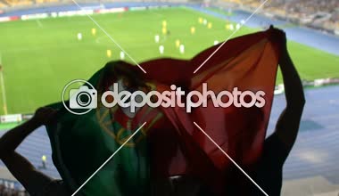 Futbol hayranları ile Portekiz bayrağı için favori takım tezahürat standları, atlama