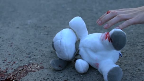 可怕的车祸后 悲痛欲绝的母亲抱着死去孩子的血淋淋的泰迪熊 — 图库视频影像