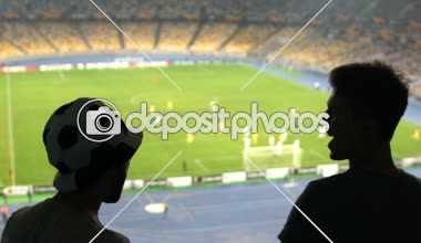 Erkekler futbol maçı ile heyecanlı yarışmasında takım zaferden sonra beşlik