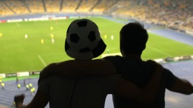 Erkek futbol maçında sarılma atlama ve Stadyumu'nda takımı için tezahürat hayranları