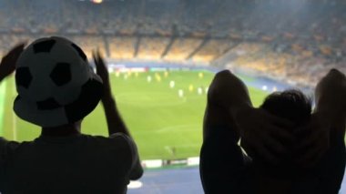 Futbol arkadaş kaybetme, öfkeyle, delme oyun hakkında olumsuz duygular üzgün.