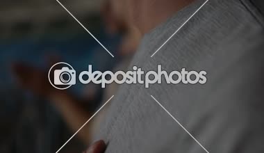 El koyarak Göğüs, vatanseverlik, uyuşuk şarkı marşı Stadyumu'nda, Genç adam