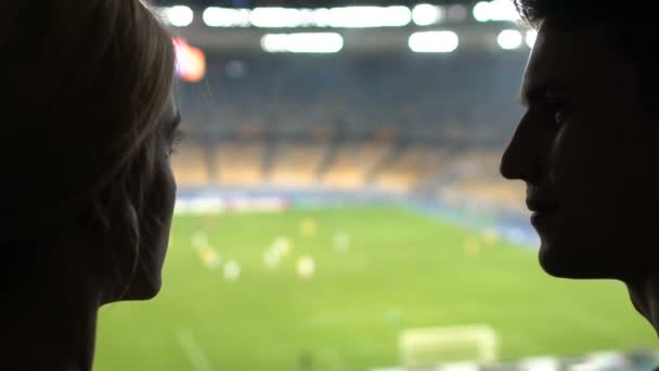 Pareja Besándose Estadio Durante Partido Fútbol Celebrando Gol Anotado Alegría — Vídeos de Stock