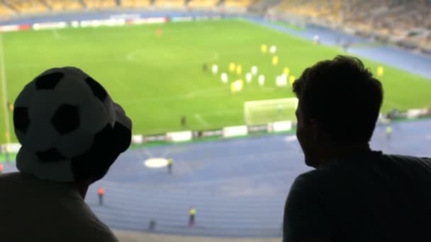 Dos Amigos Masculinos Dan Cinco Estadio Los Aficionados Fútbol Regocijan — Vídeo de stock