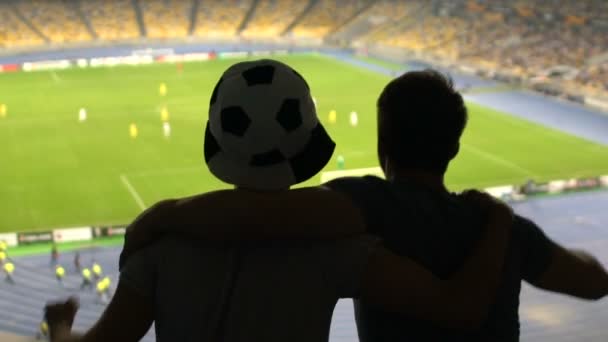 Masculino Abrazándose Partido Fútbol Los Aficionados Saltando Animando Por Equipo — Vídeo de stock
