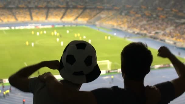 Fußballfans Springen Auf Die Tribüne Und Jubeln Der Nationalmannschaft Spannendes — Stockvideo