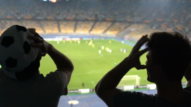 Les Fans Football Déçus Perdre Match Criant Furieusement Coup Pied — Video