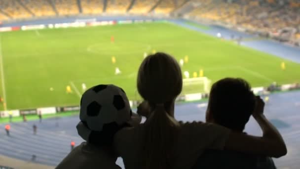 足球迷提升女孩 对比赛胜利感到满意 积极的情绪和喜悦 — 图库视频影像