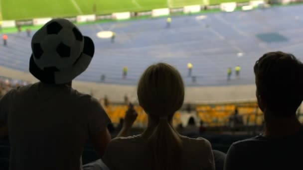 Fußballfans Frustriert Über Verlorene Partie Stadion Zeigen Verzweifelte Emotionen — Stockvideo