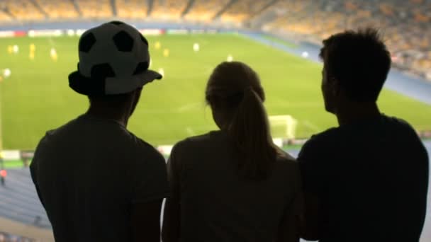 絶望と失望 ゲームを失うことについての混乱を表現するフットボールのファン — ストック動画