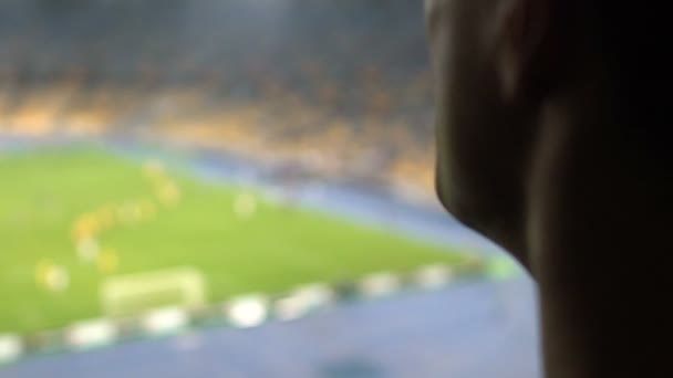 Besviken Fotboll Fläkt Titta Förlorande Match Stadion Förtvivlan Närbild — Stockvideo