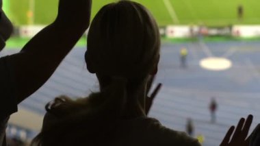 Kadın ve erkek futbol taraftarları şikayetçi Stadyumu'nda oyun ile gösterilen gölgeler