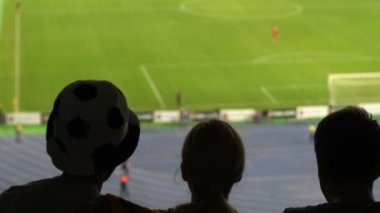 İtalya dalgalanan bayrak ve atkı takımı için tezahürat, hevesli futbol taraftarları