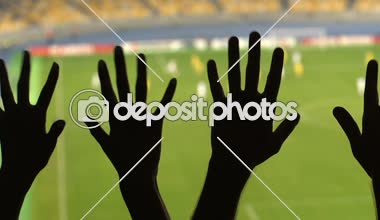 Favori takım, spor destekleyen parmak sallayarak mutlu futbol hayranları grup