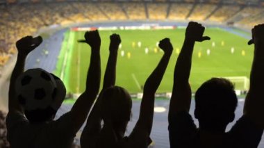 Başparmağını aşağı hareketi, hakem kararı ile hayal kırıklığına gösterilen futbol taraftarları