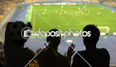 Hayal kırıklığına uğramış genç futbol hayranları oyunu, skora göre hayal kırıklığına hakkında tartışmaya geri