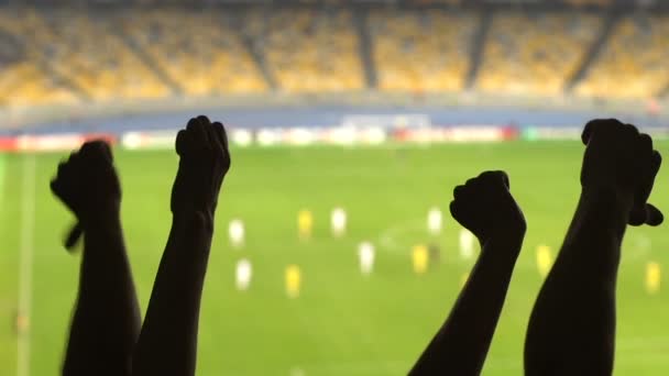 ダウン親指を示すフットボールのファンの手のシルエットは 不快ゲーム — ストック動画