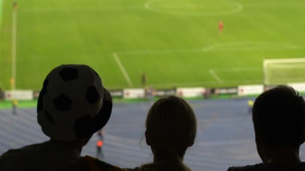 Entusiastiska Fotbollsfans Från Italien Viftande Flagga Och Halsduk Jublande För — Stockvideo