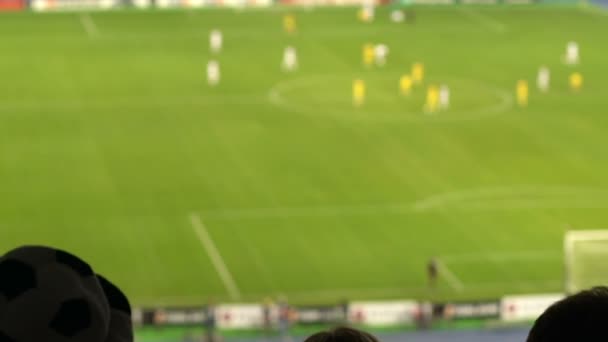 Favori Takım Eşarp Closeup Twirling Kutluyor Amacı Neşeli Futbol Fanlar — Stok video
