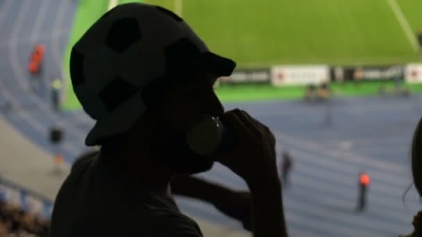 Fotboll Supporter Blåsa Hornet Stadion Vänner Firar Målet Glädje — Stockvideo