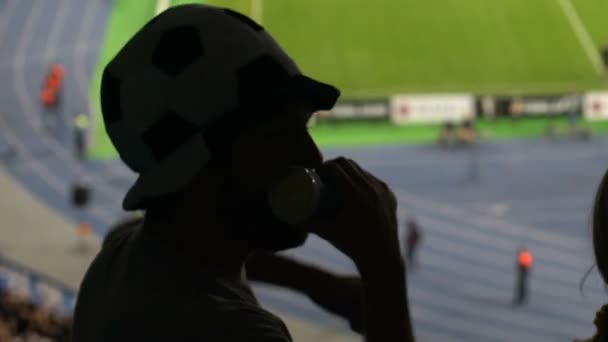 Tifoso Calcio Che Suona Clacson Allo Stadio Amici Che Festeggiano — Video Stock