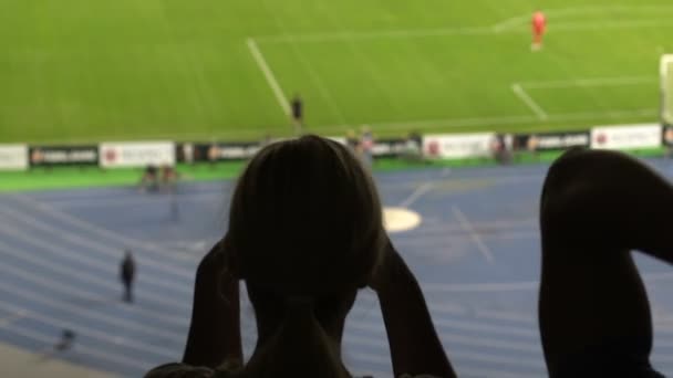 Schaduwen Van Ventilators Van Voetbal Gefrustreerd Met Het Verlies Van — Stockvideo