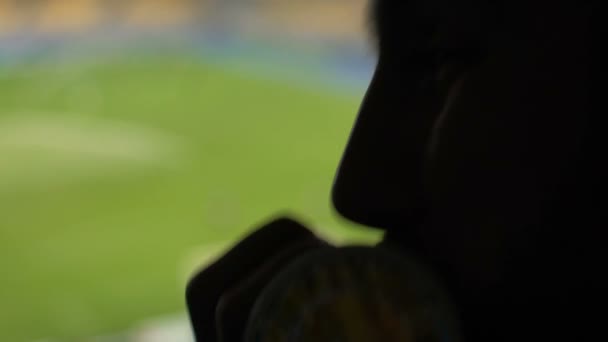 Чрезвычайно Счастливый Футбольный Болельщик Трубит Рог Трибуне Празднуя Победу Команды — стоковое видео