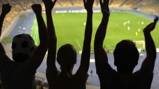 Gut Gelaunte Fußballfans Klatschen Überfüllten Stadion Und Unterstützen Die Nationalmannschaft — Stockvideo