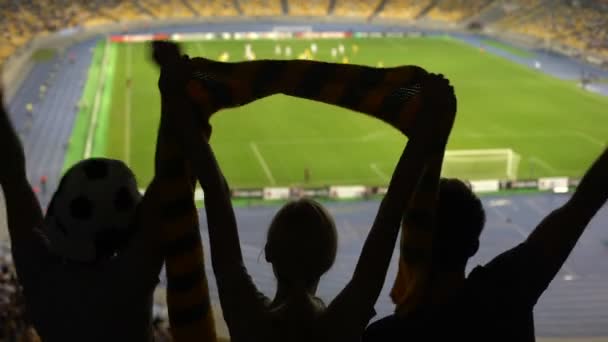 Italské fotbalové fanoušky podporující národní tým ve sportovní aréně mistrovství