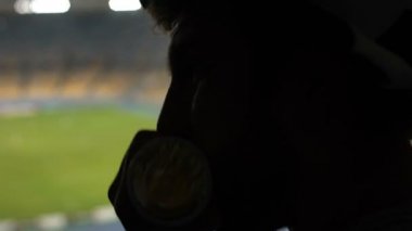 Duygusal fan takım kaybı ile hayal kırıklığına futbol maçında spor salonu