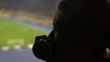 Duygusal Bayan spor stadyum üzerinde maç izlerken tezahürat portresi