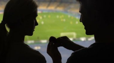 Genç adam Bayan nişan yüzüğünü Stadyumu futbol maçı sırasında sunulması