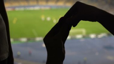 Adam futbol maçı sırasında nişan yüzüğü ile evlenmek onun Bayan öneriyor