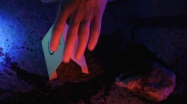 Dikkatli bir şekilde inceleyerek cinayet coroners yer, kanıt ve vücut pozisyonu bakarak